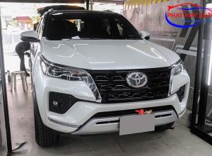 Dán decal nóc đen cho Fortuner cao cấp